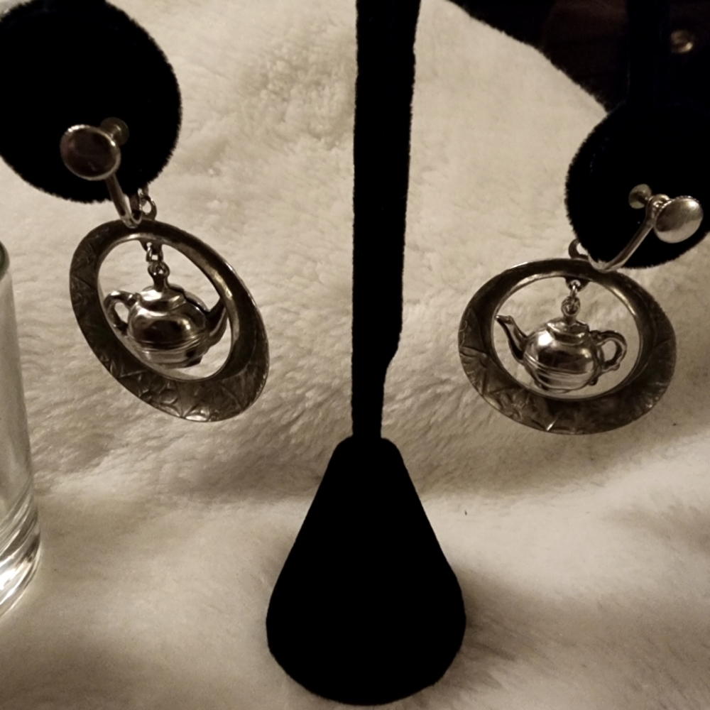 Fun earrings Teapots Hoop Chunky 1.5"×1.5  Dangle round silvertone screw back